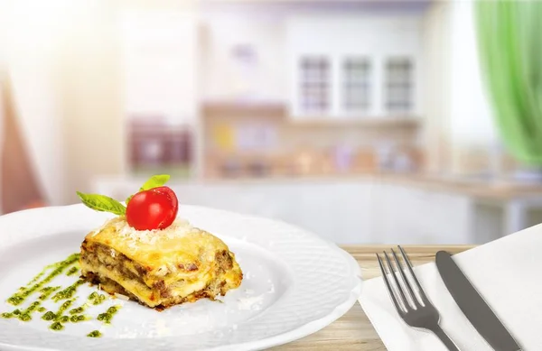 Νόστιμο Ζεστό Πιάτο Λαζάνια Σάλτσα Ντομάτας Και Τυρί Σερβίρεται Ντομάτες — Φωτογραφία Αρχείου