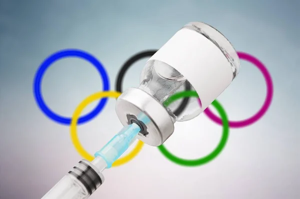 Laboratorietekniker Med Vaksine Til Idrettsutøvere Bakgrunnen Flagget Med Olympiske Ringene – stockfoto