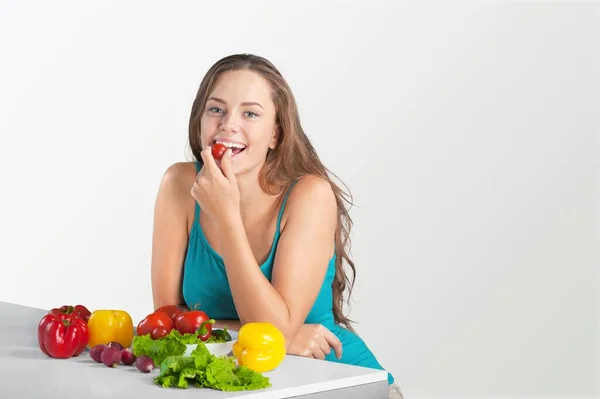Retrato Uma Jovem Mulher Bonita Feliz Comendo Legumes Frescos — Fotografia de Stock