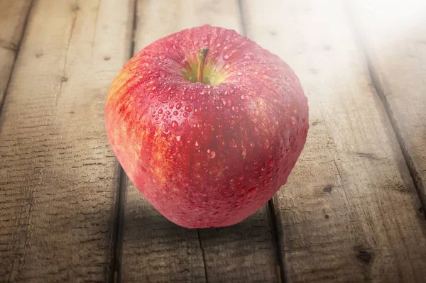 Φρέσκο Κόκκινο Νόστιμο Μήλο Ένα Ξύλινο Γραφείο — Φωτογραφία Αρχείου