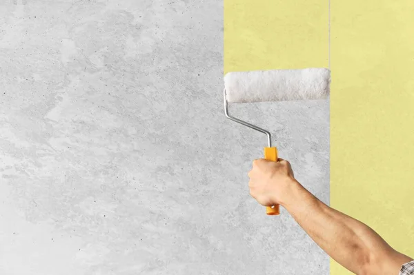 Walzenpinsel Malerei Arbeiter Malerei Der Oberflächenwand Mit Gelber Farbe — Stockfoto