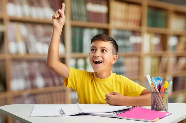 Seorang Siswa Yang Bahagia Tersenyum Menghadiri Belajar Video Kelas Webinar — Stok Foto