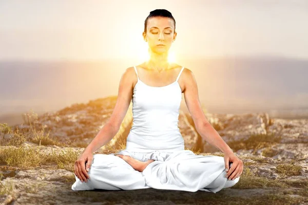 Jeune Femme Faisant Yoga Sommet Une Falaise Dans Montagne — Photo