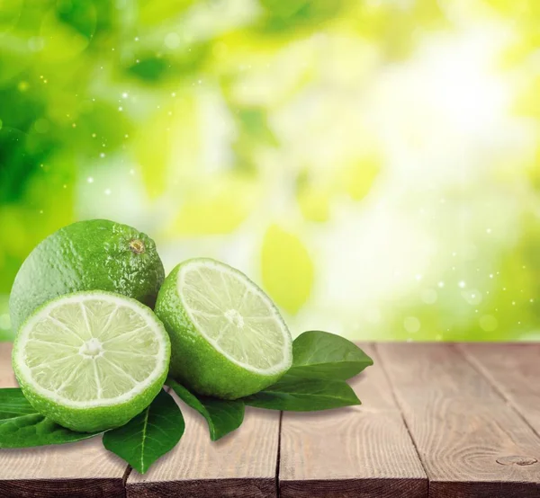 Сочные Зеленые Лимонные Фрукты Зеленым Листом Разрезанные Пополам — стоковое фото