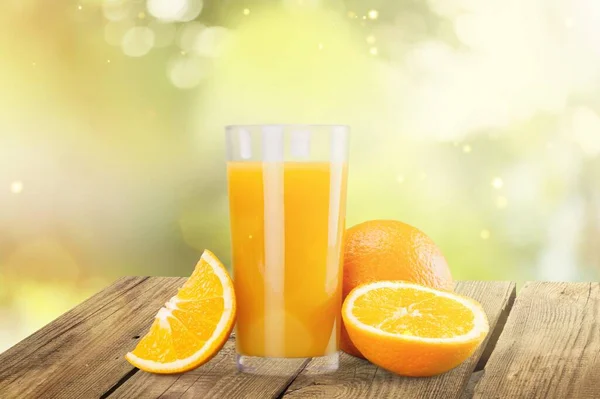 Sklenice Čerstvé Pomerančové Šťávy Pomerančovými Plátky Ovoce Stole — Stock fotografie