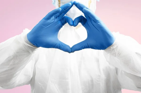 Médico Enfermero Con Guantes Protectores Muestra Símbolo Del Corazón Amor — Foto de Stock