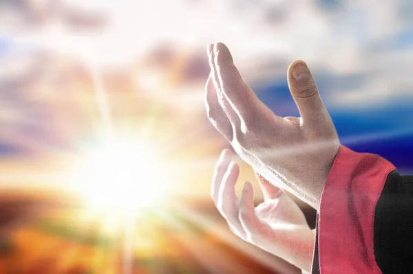 Yesus Kristus Mengulurkan Tangan Nya Dan Berdoa Belakang Matahari Terbenam — Stok Foto