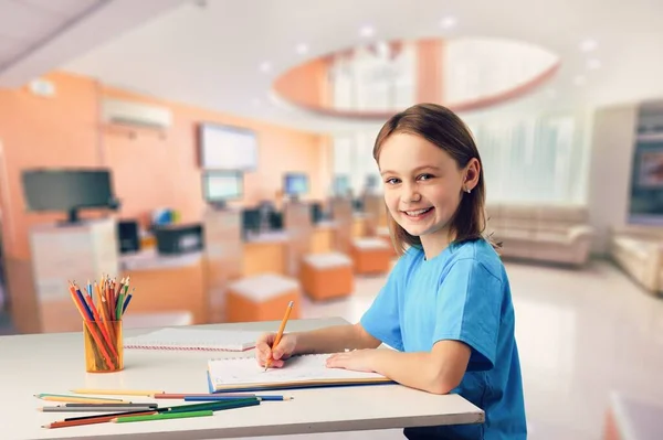 Távoli Oktatás Imádnivaló Kislány Asztalnál — Stock Fotó