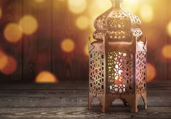 Διακοσμητικό Αραβικό Φανάρι Που Λάμπει Νύχτα Εορταστική Μουσουλμανική Ιερό Μήνα — Φωτογραφία Αρχείου