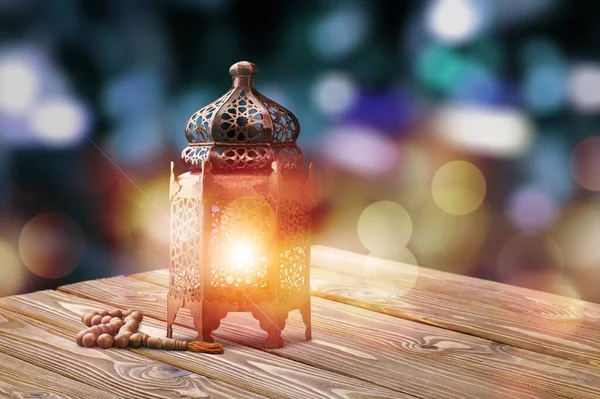Διακοσμητικό Αραβικό Φανάρι Αναμμένο Κερί Λάμπει Ένα Γραφείο — Φωτογραφία Αρχείου