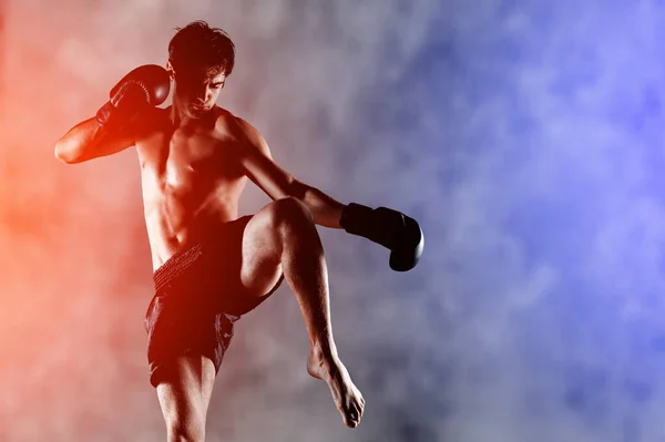 Esportes Bonito Boxeador Masculino Lutando Fundo Escuro Com Fumaça — Fotografia de Stock