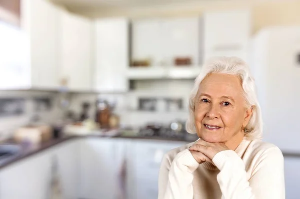 Ανώτερη Γυναίκα Στην Κουζίνα Της Σκεπτόμενης Χαμογελαστής Μαμάς Της Ονειρεύεται — Φωτογραφία Αρχείου