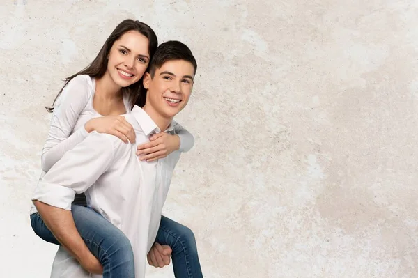 Sorrindo Mulher Bonita Seu Namorado Bonito Ter Momentos Ternos Perto — Fotografia de Stock