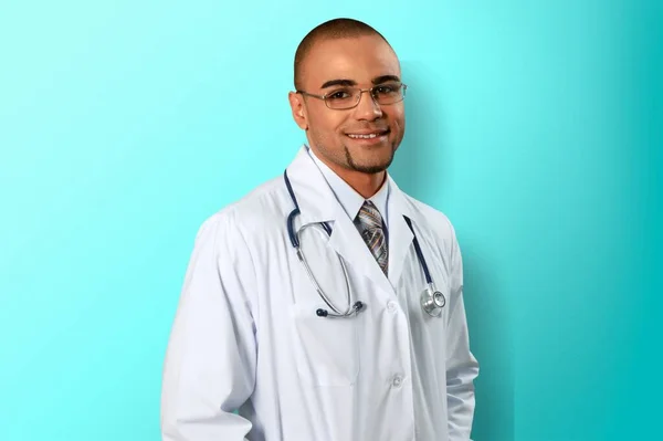 Portrét Pozitivního Mužského Lékaře Pózující Úsměvem Kameře Nad Pozadím — Stock fotografie