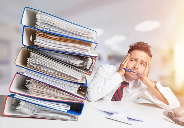 Büroangestellte Halten Und Schreiben Dokumente Auf Einem Schreibtisch Mit Einem — Stockfoto