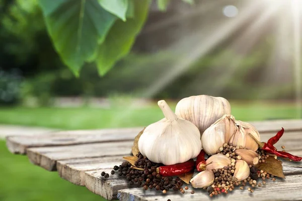 Têtes Ail Feuilles Vertes Poivre Pour Cuisson — Photo