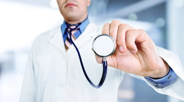 Der Arzt Hält Auf Der Krankenstation Ein Stethoskop Der Hand — Stockfoto