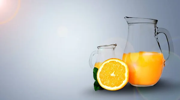 Скляний Глечик Свіжого Апельсинового Соку Апельсиновими Скибочками Фруктів Столі — стокове фото