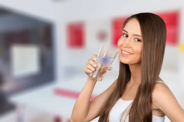 Cairan Sehat Indah Brunette Perempuan Minum Air Dari Kaca Dapur — Stok Foto