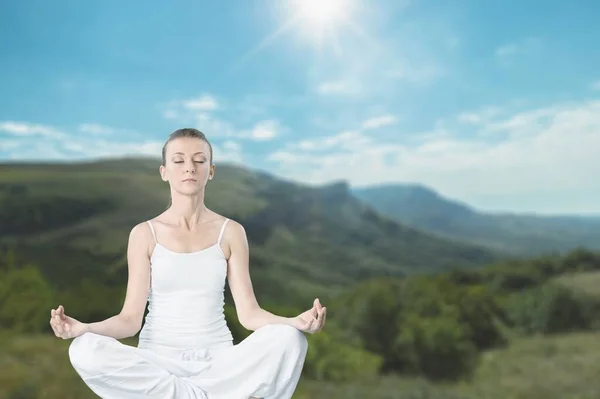 Jonge Vrouw Doet Yoga Top Van Een Klif Berg — Stockfoto