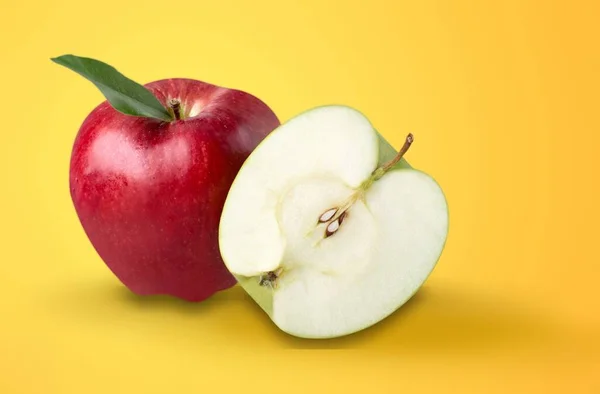 Manzana Fresca Madura Sabrosa Con Corte Por Mitad — Foto de Stock