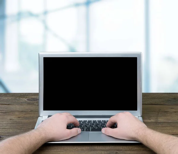 Працівник Використовує Ноутбук Комп Ютер Працює Вдома Порожнім Білим Екраном — стокове фото