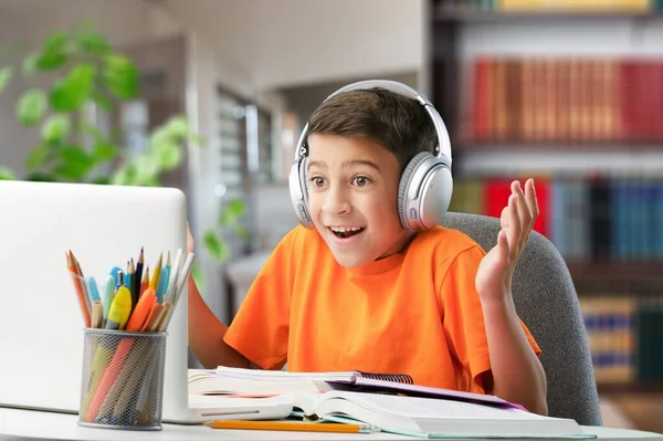 年轻的快乐微笑的学生 戴着耳机在网上聊天 — 图库照片