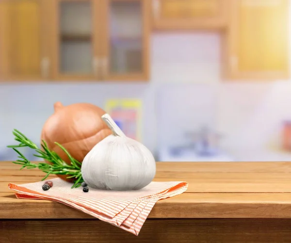 Heads Garlic Greens Leaves Pepper Cooking — Stock Photo, Image