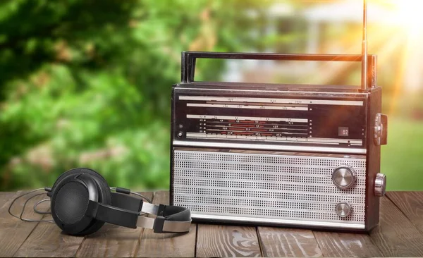 Grote Koptelefoon Buurt Van Een Ouderwetse Radio Een Outdoor Achtergrond — Stockfoto