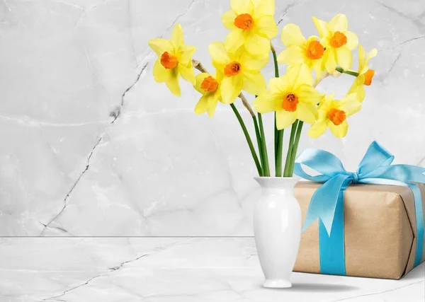 Een Mooi Boeket Van Verse Bloemen Geschenkdoos Een Tafel — Stockfoto