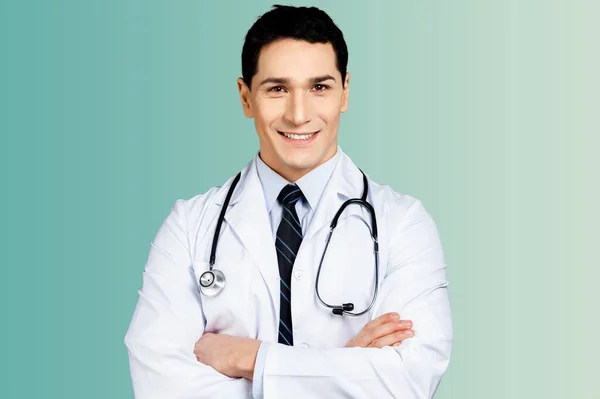 Retrato Médico Masculino Positivo Posando Com Braços Cruzados Sorrindo Para — Fotografia de Stock