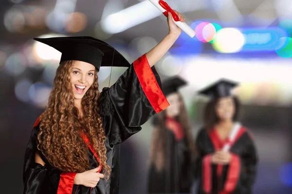 Portrait Une Étudiante Confiante Fière Portant Une Blouse Universitaire Diplôme — Photo