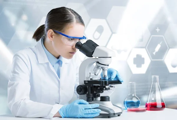 Concepto Tecnología Científica Examen Científico Científico Con Microscopio — Foto de Stock