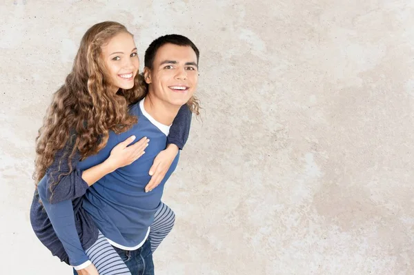 Glimlachende Mooie Vrouw Haar Knappe Vriendje Met Tedere Momenten Buurt — Stockfoto