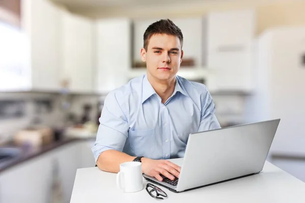 Jovem Pensativo Senta Uma Mesa Casa Trabalho Cozinha Line Laptop — Fotografia de Stock