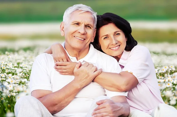 Retrato Belo Casal Sênior Posando Fundo Parque — Fotografia de Stock