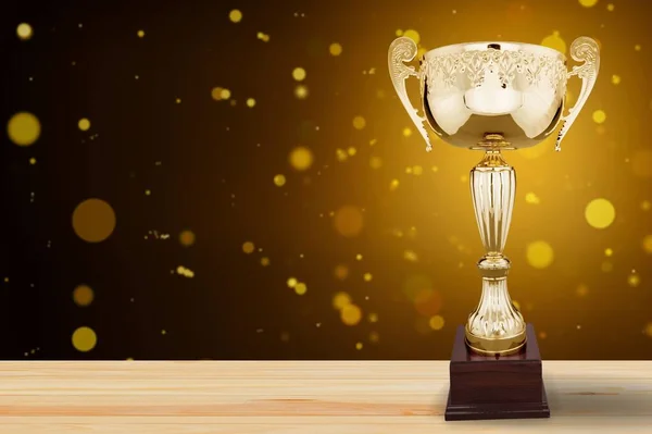 Золотой Трофей Деревянном Столе Темном Фоне Блестящими Огнями — стоковое фото