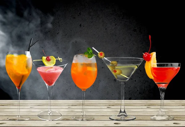 五颜六色的长饮 作为一种经典的鸡尾酒 形式多样 配以玻璃杯装饰 — 图库照片