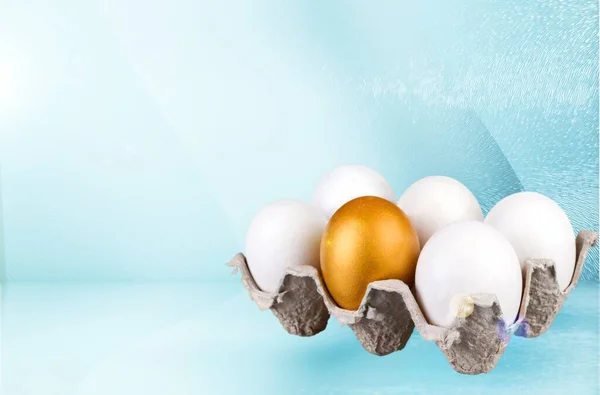 Λαμπερό Χρυσό Αυγό Ανάμεσα Λευκά Αυγά Έννοια Της Αξιοπιστίας Της — Φωτογραφία Αρχείου