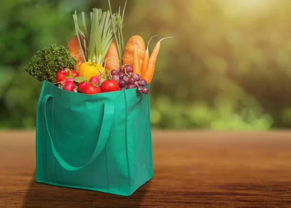Μια Τσάντα Γεμάτη Λαχανικά Και Φρούτα Υγιεινή Διατροφή Και Βιολογική — Φωτογραφία Αρχείου