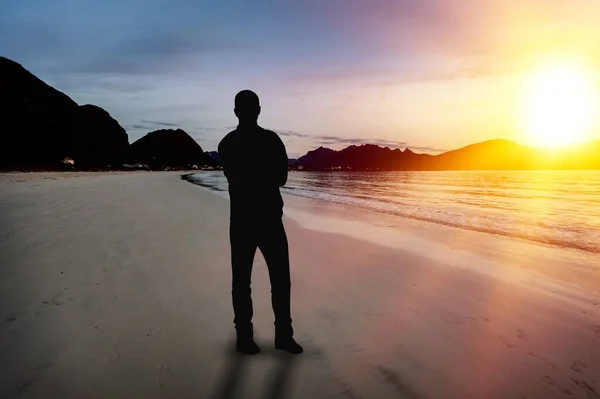 Homem Relaxante Bela Praia Pôr Sol — Fotografia de Stock