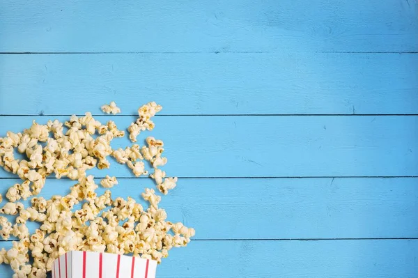 Bunte Pappbecher Popcorn Fiel Und Das Popcorn Verschüttet — Stockfoto
