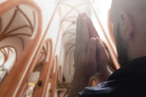 Anak Muda Berdoa Ruang Ibadah Sebuah Gereja Kristen — Stok Foto