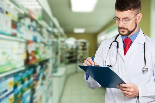 Manos Joven Farmacéutico Comprobando Inventario Tienda Médica Utilizando Una Tableta — Foto de Stock