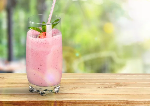 Verre Smoothie Aux Fraises Savoureux Avec Baies Rouges — Photo