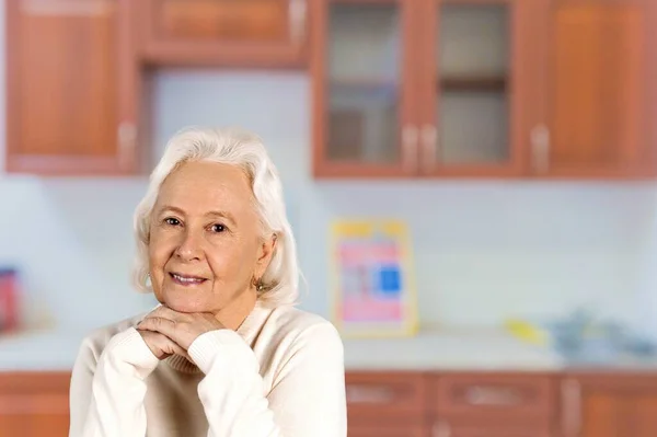 Starsza Kobieta Kuchni Jej Uśmiechnięta Mama Marzy — Zdjęcie stockowe