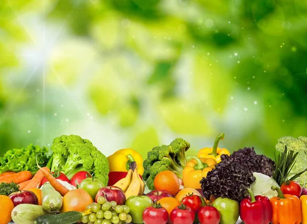 Panorama Frutas Verduras Bayas Sobre Fondo Borroso Verde —  Fotos de Stock