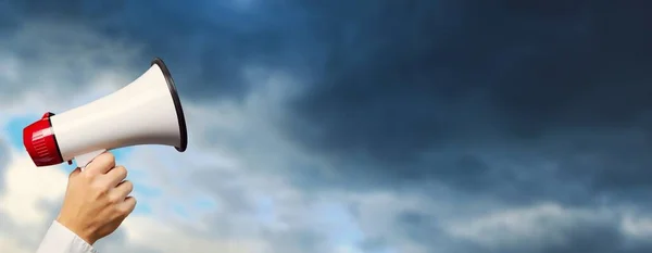 Bir Megafonu Tutar Borazan Hoparlörü Bulutlar Arka Planda Mesaj Konsepti — Stok fotoğraf