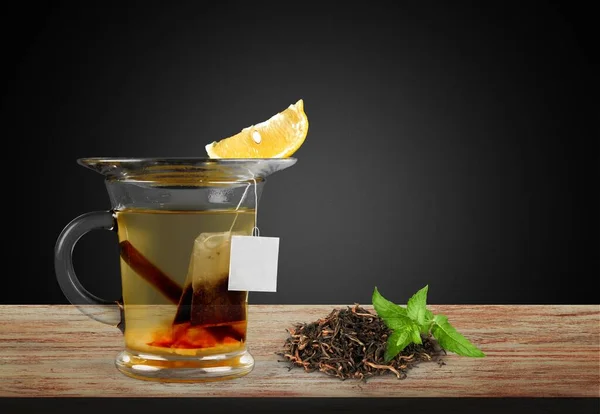 Aromatický Bylinný Horký Čaj Skleněném Čajovém Šálku Dřevěném Stole — Stock fotografie