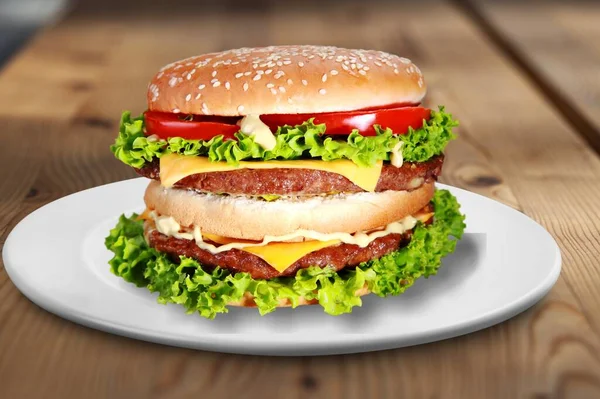 盘子里简单的汉堡包配餐 — 图库照片